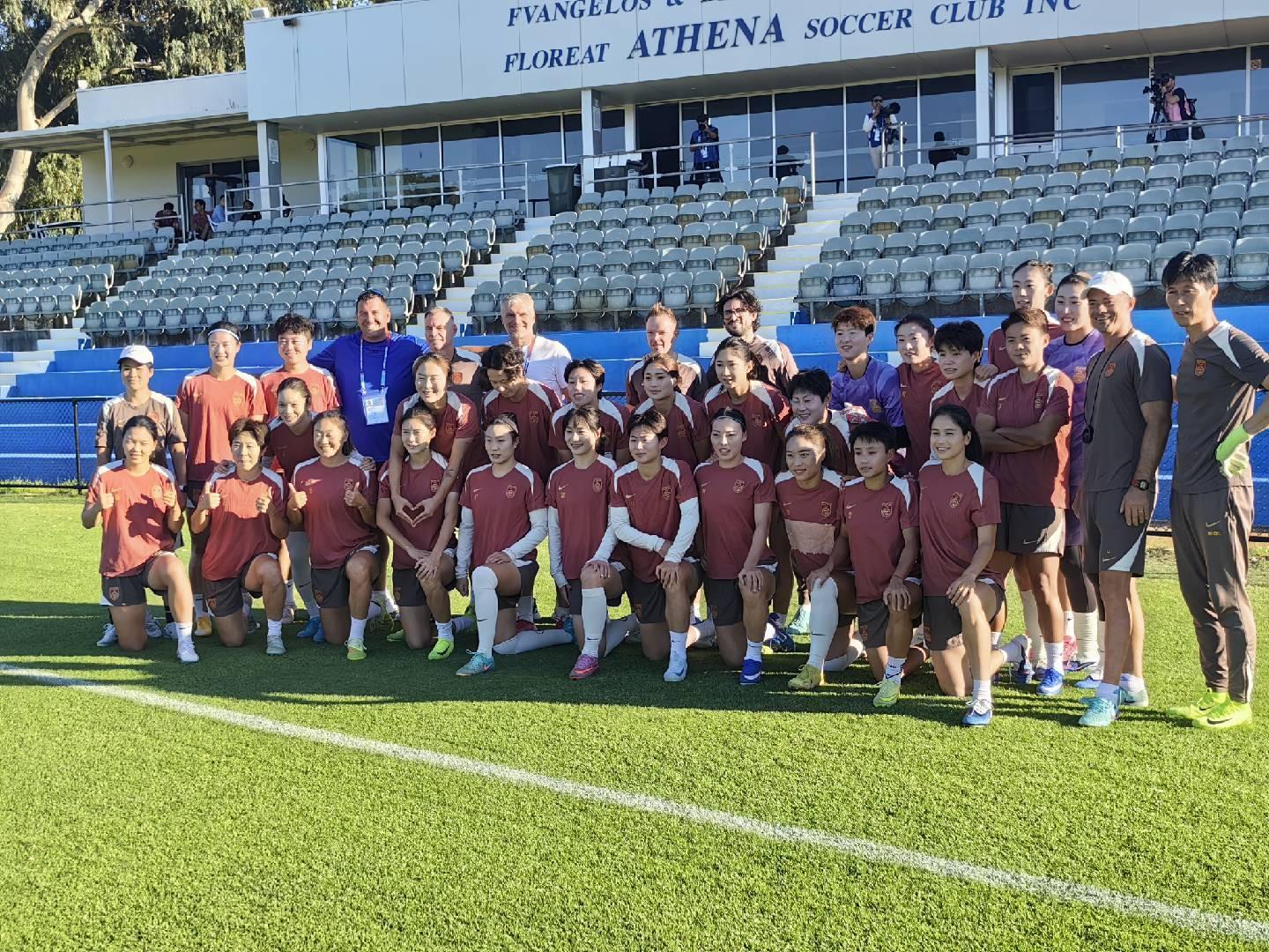 开云体育官网-中国女足珀斯最后一练，场地工作人员与全队合影留念